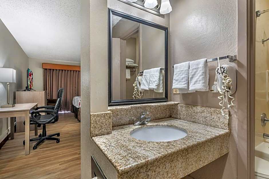 Red Roof Inn & Suites Sulphur Springs