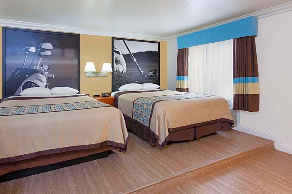 Super 8 by Wyndham Santa Clarita/Valencia