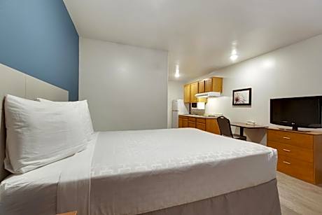 Queen Suite - Accessible/Non Smoking