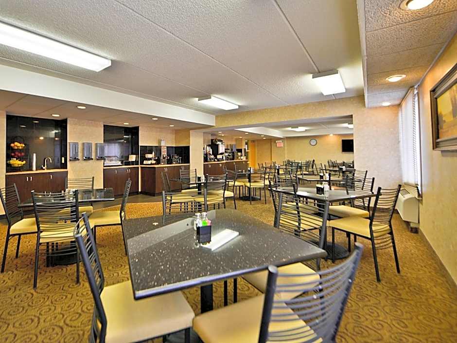 Ramada Hotel & Conference Center by Wyndham Plymouth