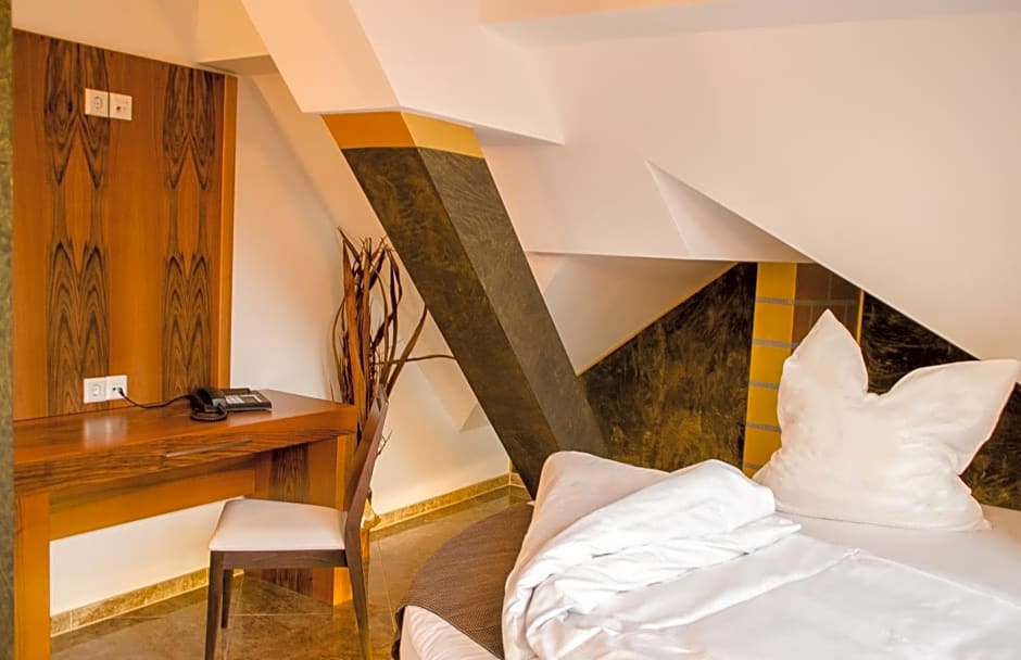 Alpha & Omega Hotel