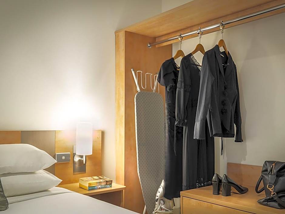 ibis Melbourne Hotel and Apartments