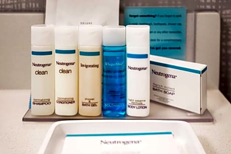 2 Queens Mobility/Hearing Access Tub Nosmok