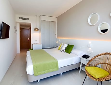 DOUBLE OR TWIN WITH BALCONY 2ADULTS + 1 CHILD