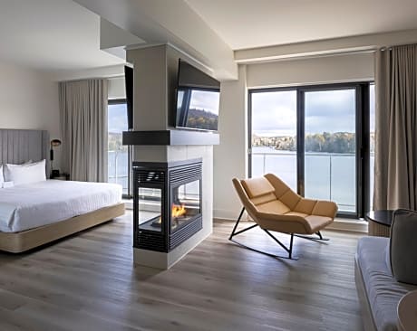 King Suite with Lake View Evolution