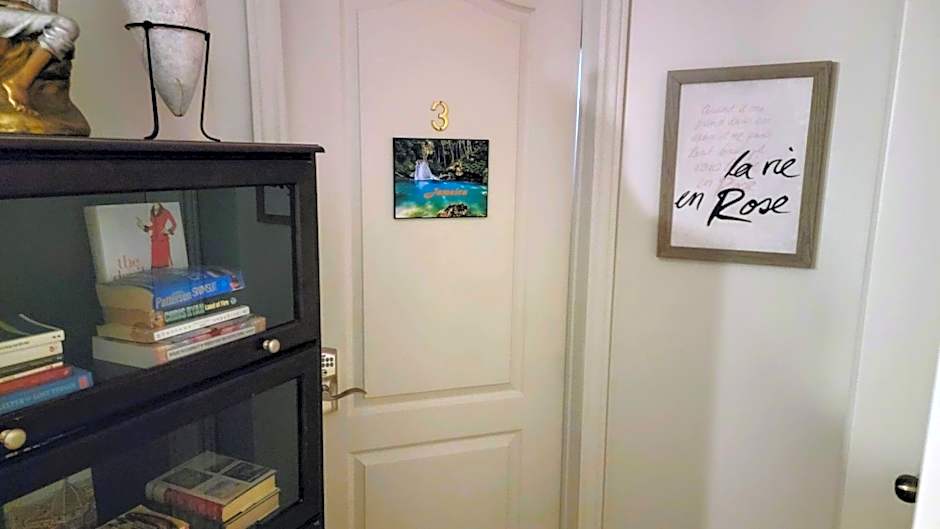 Kokomo Inn Tropical Riverfront B B