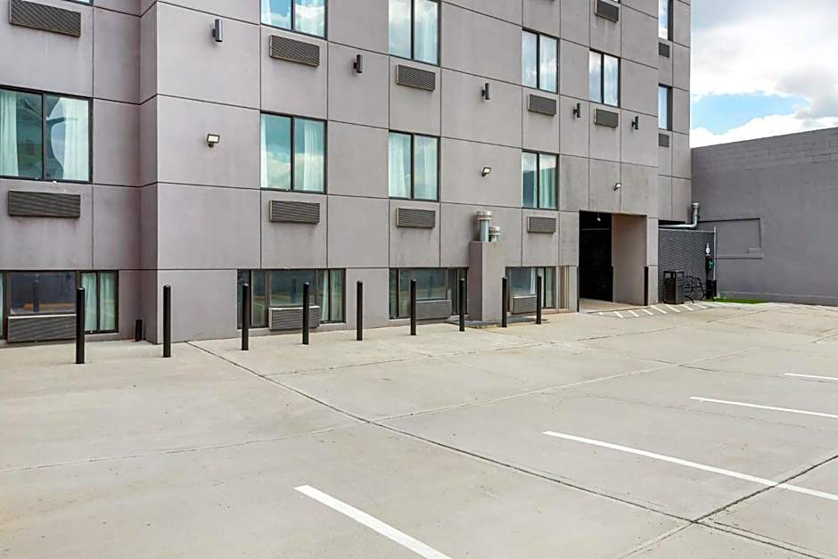 Red Roof PLUS+ Jamaica, NY - JFK Airport