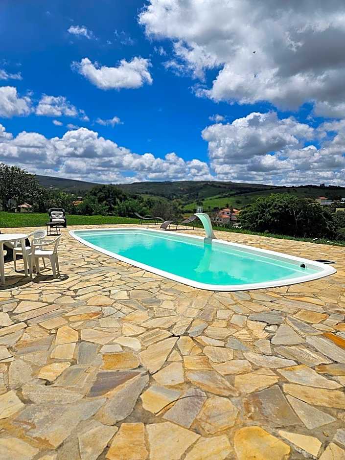 Chalés Vila Carrancas - Ao lado do centro com piscina, cozinha completa e muita tranquilidade