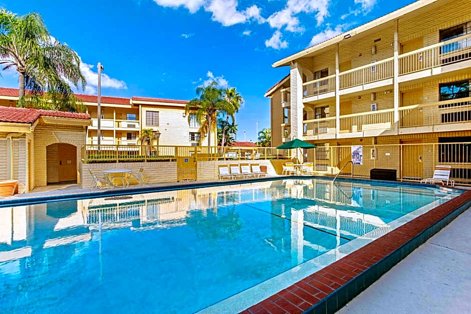 La Quinta Inn & Suites by Wyndham Tampa Bay Pinellas Park Clearw