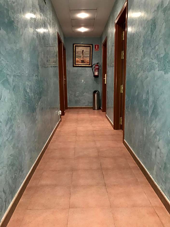 Hotel Los Leones, el más cercano a Warner