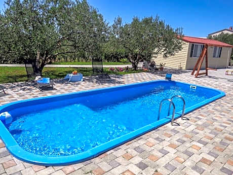 Alluring Holiday Home in Pakostane with Swimming Pool