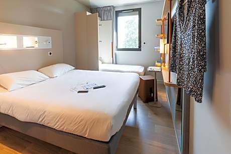 Room with One Double and One Fold-Down Bed