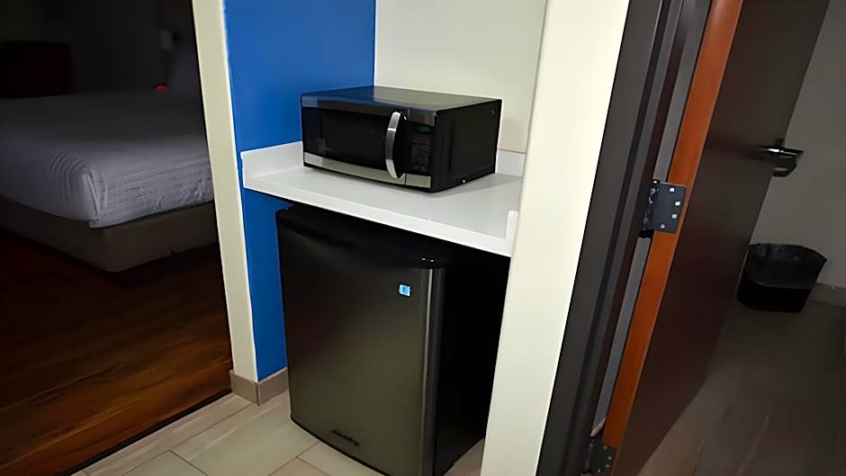 Holiday Inn Express & Suites Raymondville By IHG