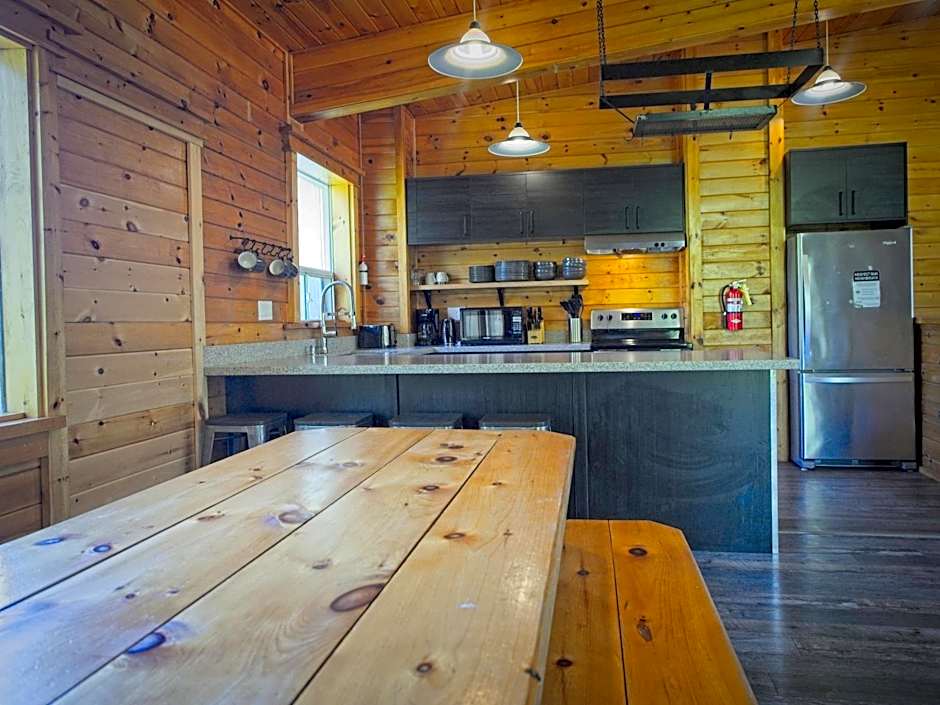 Gateside Chalets Modern Rustic 6-Bedroom with Hot Tub, Near the Village