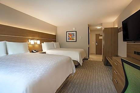 Standard Queen Room with Two Queen Beds and Mobility Accessible Tub