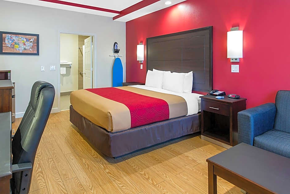 Econo Lodge Inn & Suites