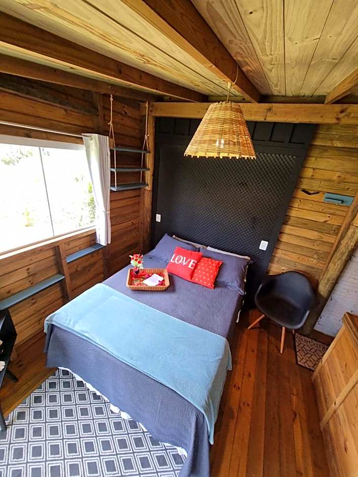 Pousada Rosa Shanti, café da manhã opcional, apenas 4 cabanas, piscina, estacionamento privativo, área de festas com churrasqueira e cervejeira, cantinho da fogueira, localizado junto a natureza