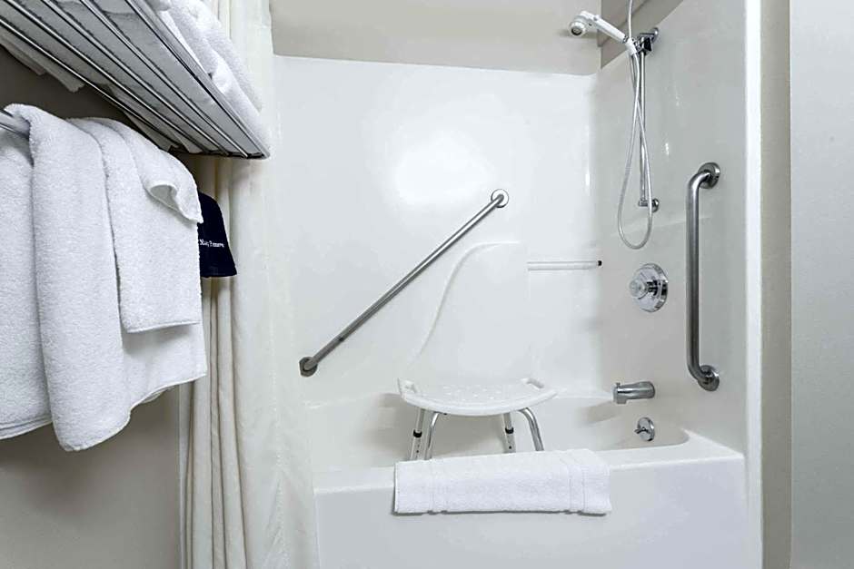 Super 8 by Wyndham Lewistown