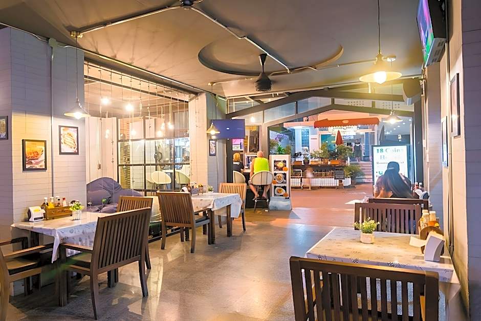 18 Coins Cafe & Hostel