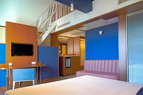 Two-Bedroom Bi-Level Loft with Street View - Top Floor