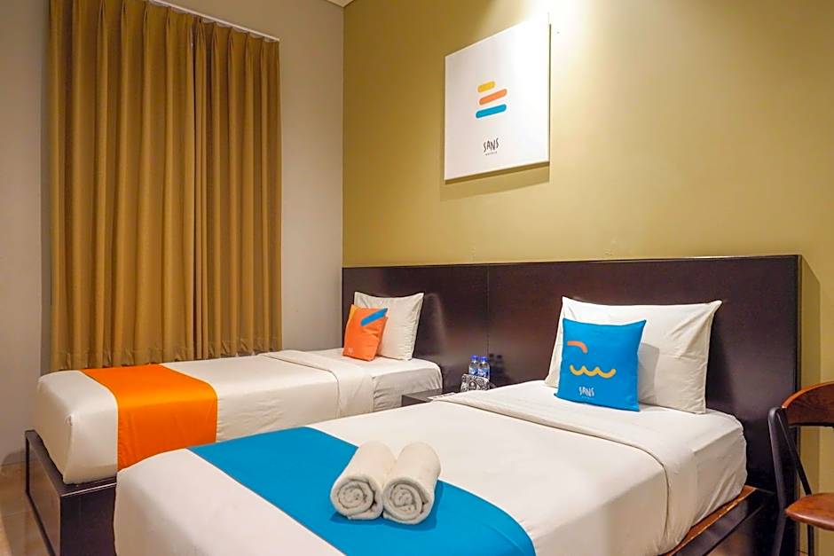 Sans Hotel Empress Simpang Lima