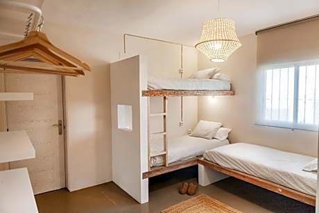 Single Bed in Mixed Dormitory Room