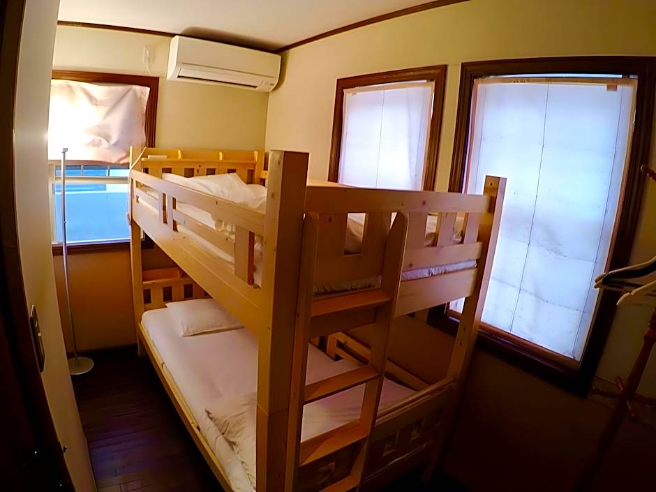 Iza Kamakura Guest House And Bar