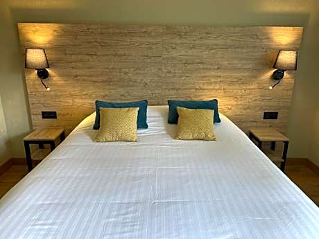 Chambre, côté jardin, terrasse, vue sur piscine