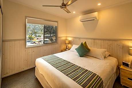 Waterfront Superior Cabin (3BR) - No pets allowed