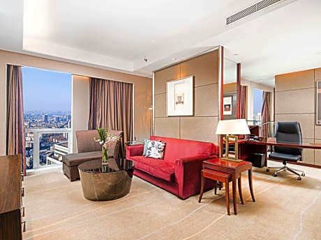 Queen Suite with City View - Club Sofitel