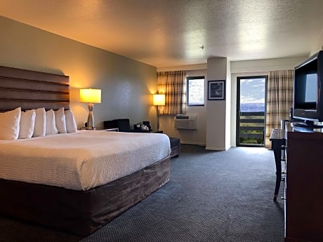 King Suite with Balcony and Spa Bath - Lower Level