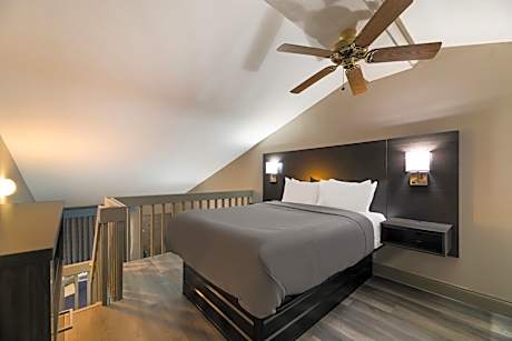 Queen Suite with Sofa Bed - Smoking