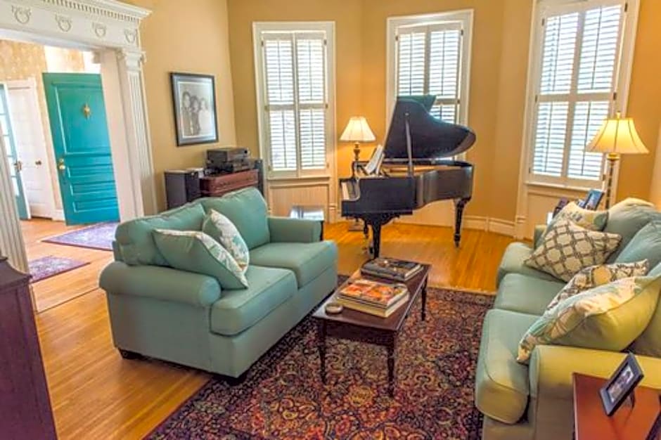 Charles Bass House Bed & Breakfast