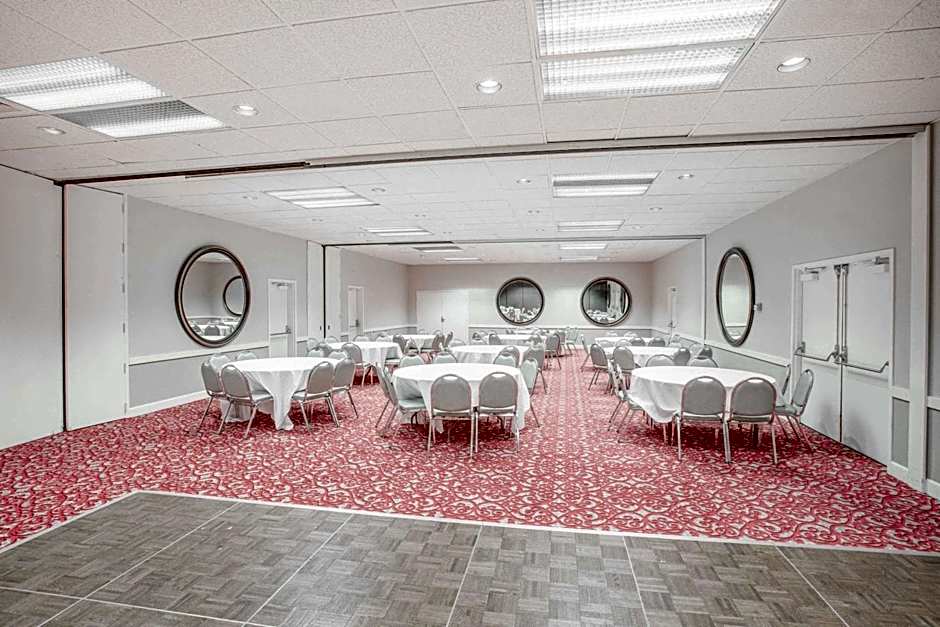 Ramada by Wyndham Barstow