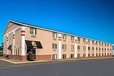 Super 8 by Wyndham Lincoln West