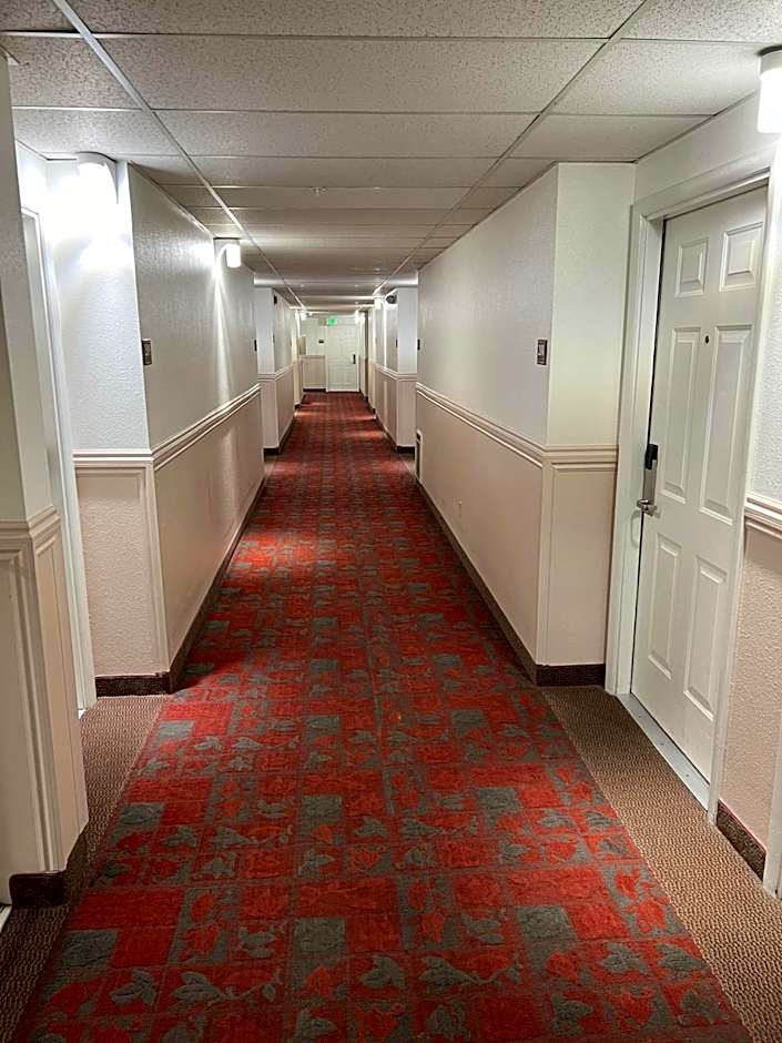 Days Inn by Wyndham Lake Point