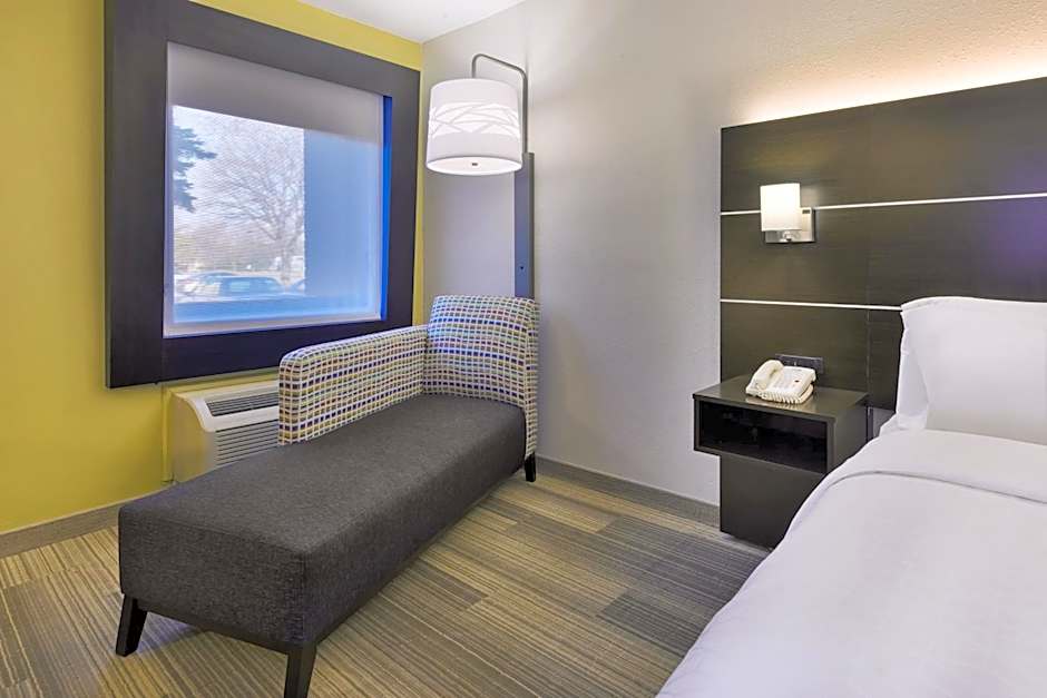 Holiday Inn Express Detroit-Warren/General Motors Technology Center By IHG