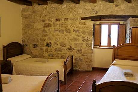 Basic Triple Room with Shared Bathroom
