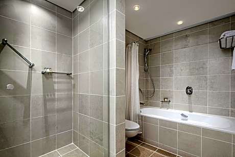 One-Bedroom Junior King Suite with Balcony - Club Lounge Access