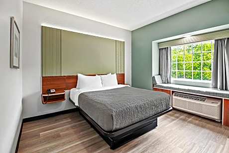 Queen Room - Accessible/Non-Smoking