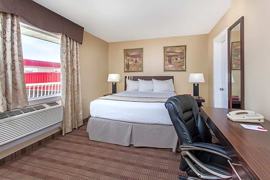 Econo Lodge Inn & Suites