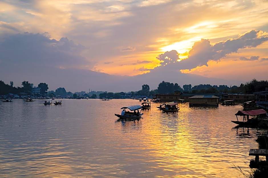 Sukoon Houseboat Dal Lake