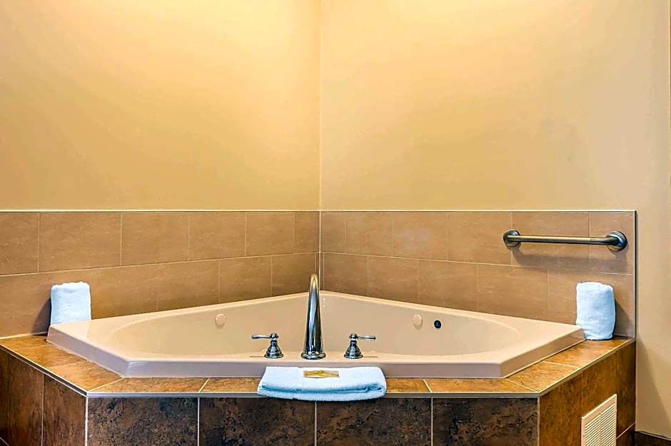 Quality Inn & Suites Hawkesbury