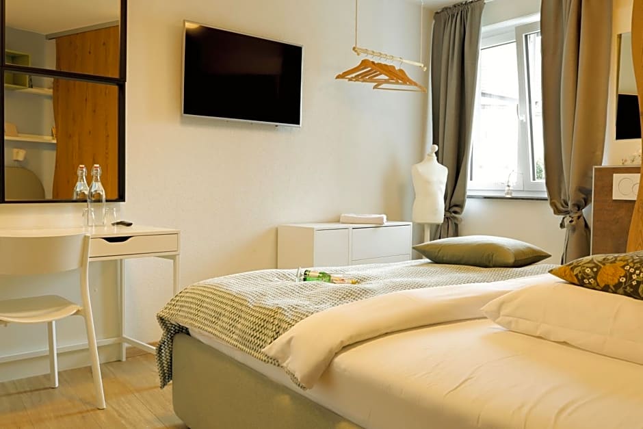 R & J Hotel