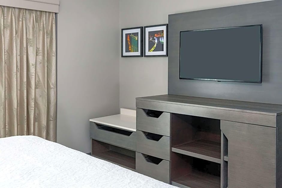 Hampton Inn By Hilton & Suites Kansas City-Country Club Plaza