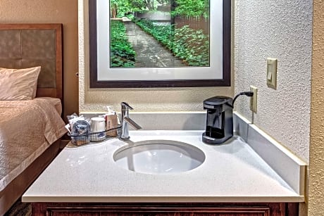 1 King Mobility/Hearing Access Tub Suite Ns