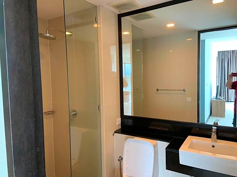 Sky Suite Top floor with Rooftop Pool & Gym