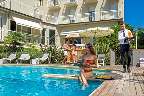 HOTEL TRIONFAL - Fronte Mare - Vicinissimi al Centro