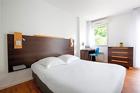 Studio 3 People with Kitchenette