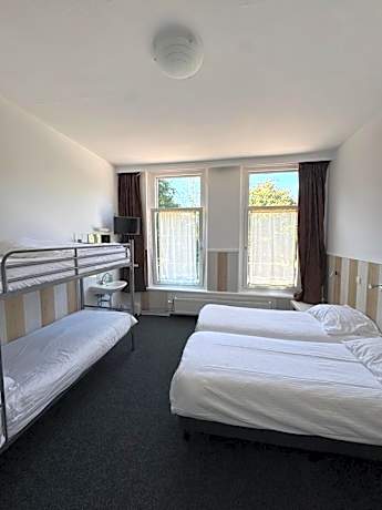 Quadruple Room with Private Bathroom